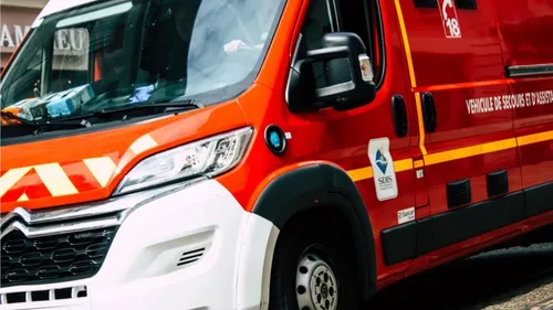 Un caddie de course en feu devant un appartement
