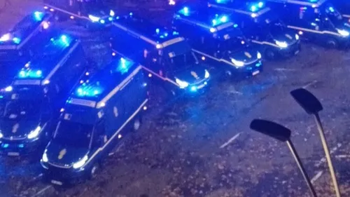 Les agriculteurs délogés par les CRS devant la préfecture des Ardennes