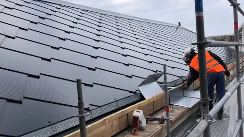 Des tuiles photovoltaïques installées sur le toit de la gare de Sedan