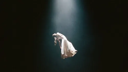 Ariana Grande : Voici à quoi s'attendre de son nouvel album deluxe...