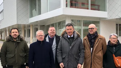 Le président de la région visite la nouvelle maison de santé dans...