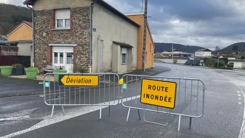 Une route inondée entre Remilly-Aillicourt et Douzy 