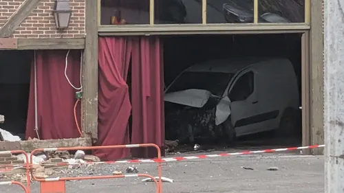 Un véhicule termine sa course dans une salle des fêtes