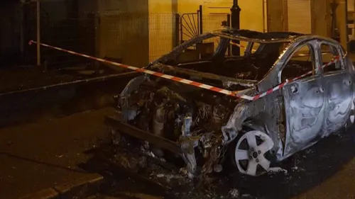 Une voiture en feu à Haybes