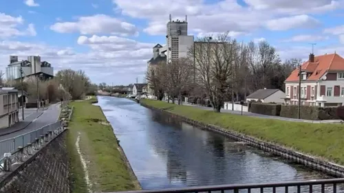 Un homme sorti de l’eau par les secours et transporté à l’hôpital