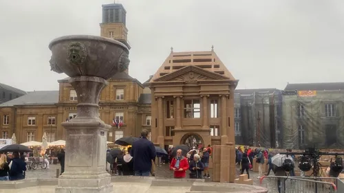 Une construction en carton de 15 mètres de haut installée Place Ducale