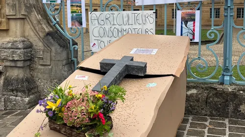 Colère des agriculteurs : Un cercueil déposé devant la Préfecture