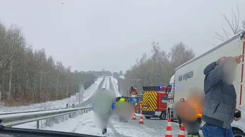 Un camion se retrouve couché sur l'A304 à cause de la neige