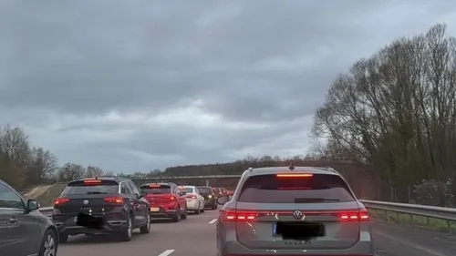 Un véhicule fait des tonneaux sur l'A34 après l'éclatement d'un pneu