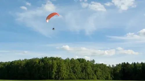 Une personne blessée après une collision entre deux parapentes