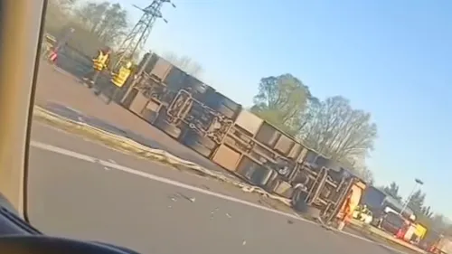 [ Actualisé ] Un camion rempli de vaches se renverse et bloque l’A34