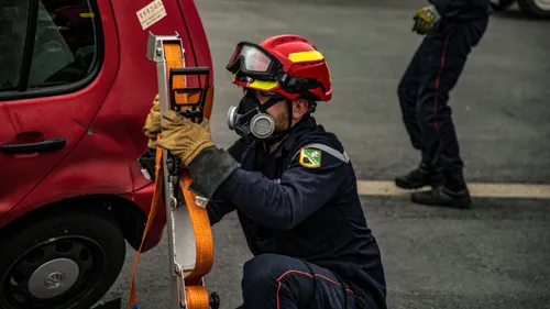 Le véhicule termine dans un champ