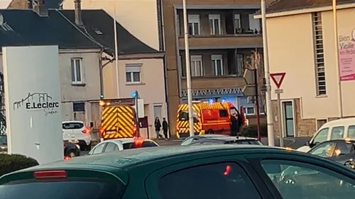 Collision entre une moto et une voiture, une personne blessée