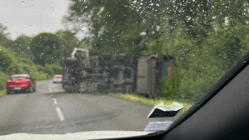 Un camion se couche dans le bas-côté