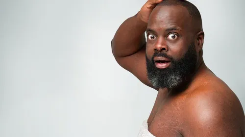 Un humoriste réinvente le one-man-show avec un ciné-spectacle