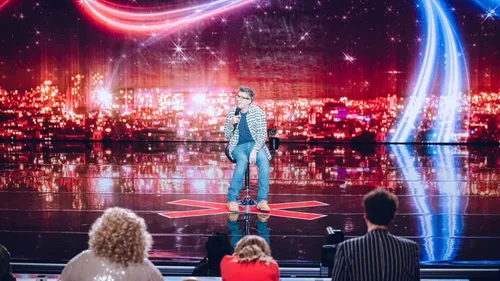 Un humoriste de la France a un Incroyable Talent en spectacle dans...
