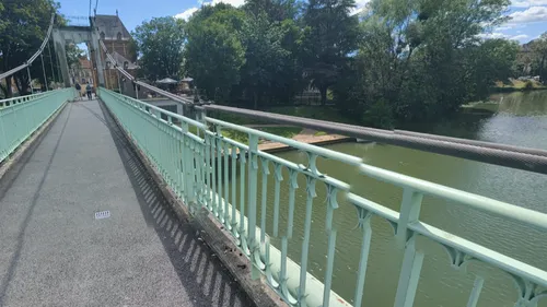 Un homme tente de se suicider d'un pont, la police intervient