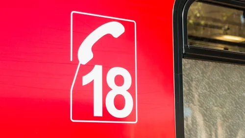 Ses mains glissent du volant, la voiture percute un arbre