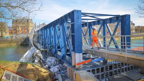 La passerelle Bayard commence à sortir de sa bâche