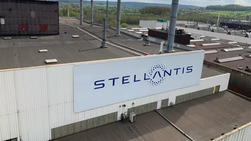 Les pompiers en intervention pour un feu dans l'usine Stellantis