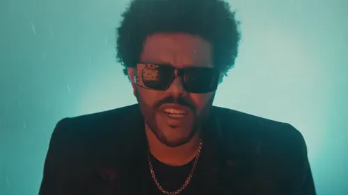 The Weeknd sort le clip de "Dancing In The Flames" tourné...