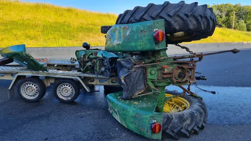 Une remorque chargée d'un tracteur se décroche sur l'autoroute