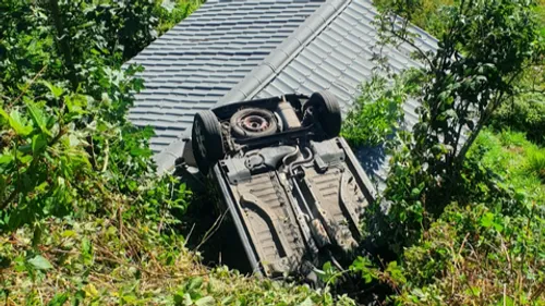 Une voiture dévale un ravin et termine sur le toit d'un lavoir
