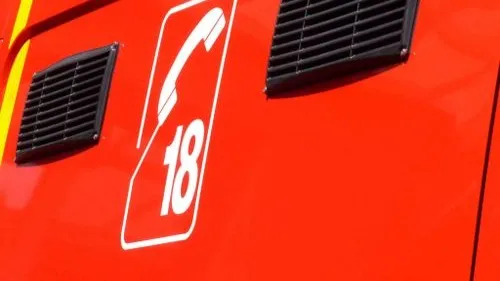 Sedan : une voiture en partie immergée sur la berge de la Meuse