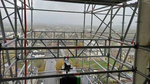 Le clocher de la Basilique Notre-Dame d'Espérance a été levé de...