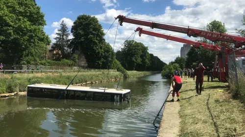 Le Chesne : un bus finit dans l'eau du canal.