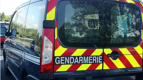 Un individu menace plusieurs personnes avec un couteau