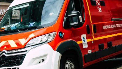 Une poussette en feu dans le hall d'un immeuble