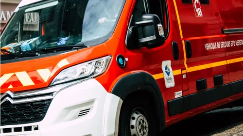 Une voiture termine dans le bas-côté en voulant éviter un véhicule...