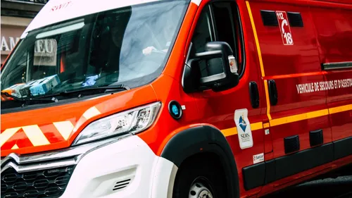 Une caravane couchée sur le flanc sur l'autoroute