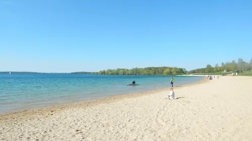 Pensant que c'était une plage nudiste, une touriste se trompe de...