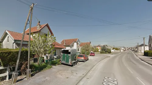 Une cheminée s'effondre dans une maison après un incendie