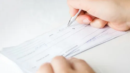 Il règle ses courses avec un faux chèque