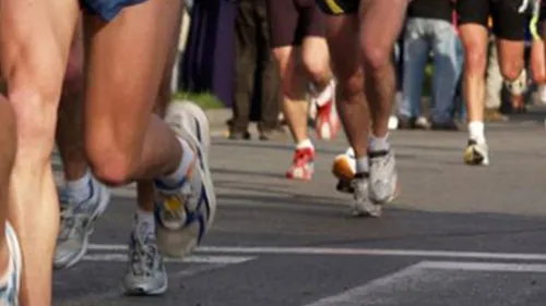 Un Sedan-Charleville sous la pluie.