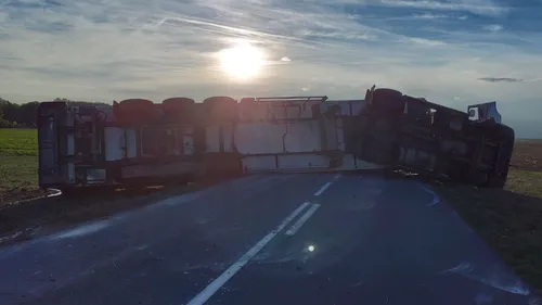 Un camion couché sur la chaussée