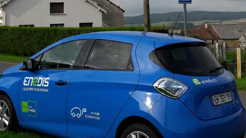 Tracteur contre poteau électrique