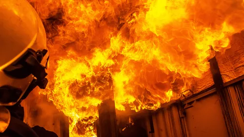 Une grange en bois totalement détruite par les flammes