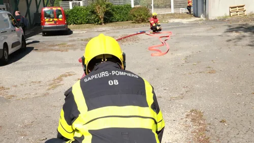 800 balles de foin en feu. Une déviation mise en place