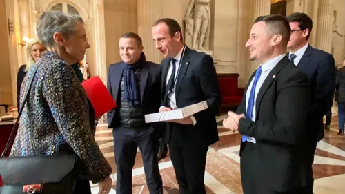 Ils offrent à la Première ministre une galette des rois... crue