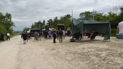 Des centaines de personnes se sont réunies pour un rassemblement...