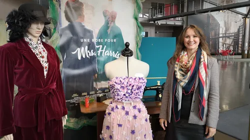 Elle créé une robe pour la vitrine du cinéma