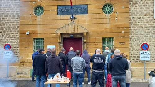 Attaque d'un fourgon pénitentiaire : une minute de silence
