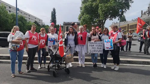 Aides à domicile et agents du médico-social ont manifesté à...