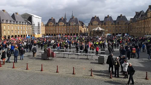 Défilé dans le calme, interruption du conseil municipal et...