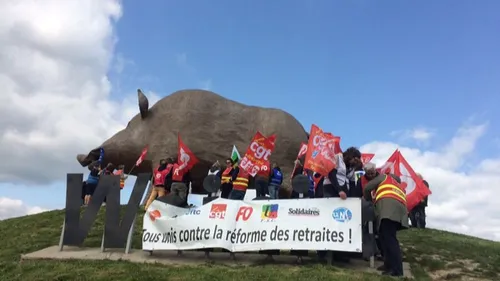 Des manifestants au pied de "Woinic"