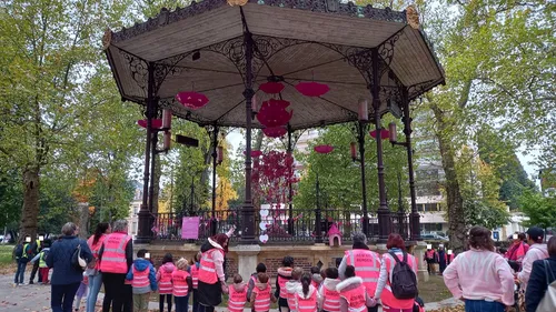 Le kiosque de la gare est devenu rose